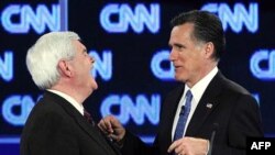 Nyut Gingrich (chapda) va Mitt Romni teledebat paytida