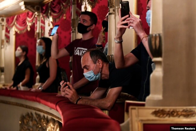 Gedung opera La Scala Italia dibuka kembali untuk umum untuk pertama kalinya sejak wabah COVID-19, di Milan. (Foto: Reuters)