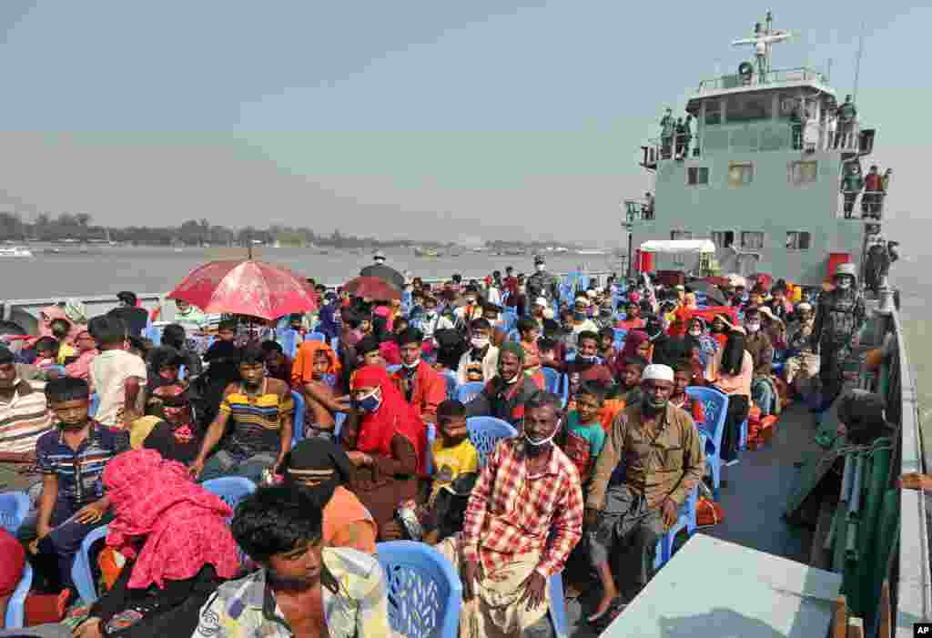 نخستین گروه از پناهجویان روهینگیایی با شناورنیروی دریایی بنگلادش به یک جزیره در خلیج بنگال منتقل شدند.