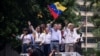 ARCHIVO -La líder opositora María Corina Machado y el candidato opositor Edmundo González saludan a sus partidarios un día después de las elecciones. En Caracas, Venezuela, el 30 de julio de 2024. 