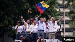 ARCHIVO -La líder opositora María Corina Machado y el candidato opositor Edmundo González saludan a sus partidarios un día después de las elecciones. En Caracas, Venezuela, el 30 de julio de 2024. 