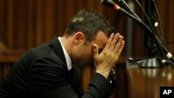 Oscar Pistorius luce cansado durante el tercer día de juicio en una corte en Pretoria, Sudáfrica.