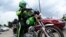Une moto-taxi dans les embouteillages de Lagos le 30 août 2019.