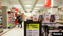 ARCHIVO - Un anuncio de Target para el Black Friday o Viernes Negro en una tienda en Chicago, Illinois. Noviembre de 2019.