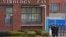 El personal de seguridad se reúne cerca de la entrada del Instituto de Virología de Wuhan durante una visita del equipo de la Organización Mundial de la Salud en Wuhan, China, el 3 de febrero de 2021.