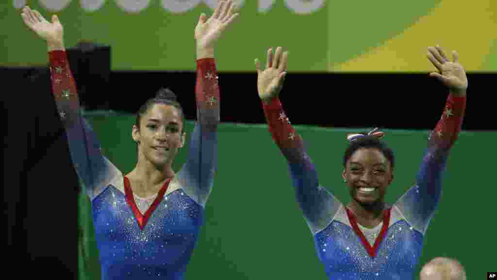 Simone Biles remporte la médaille d&#39;or devant sa compatriote Aly Raisman, médaille argent, à Rio de Janeiro, le 16 août 2016.