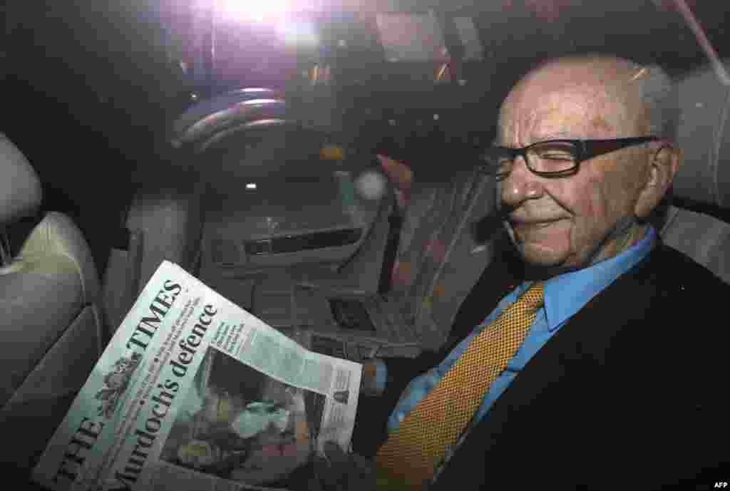 Đại gia ngành truyền thông Rupert Murdoch cầm tờ “The Times” của tập đoàn ông khi ra khỏi nhà ở London, Anh quốc, 20-7-2011. (Reuters)