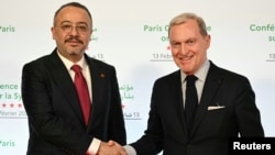 Deputi Menteri Luar Negeri Turki Nuh Yilmaz (kiri) dan Diplomat Prancis Franck Gellet, sebelum dimulainya Konferensi Internasional tentang Suriah di Paris, Prancis 13 Februari 2025 lalu.