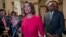 Chủ tịch Hạ viện Nancy Pelosi và dân biểu James Clyburn bác bỏ yêu cầu tài trợ 5,7 tỉ đô la của Tổng thống Donald Trump để xây tường biên giới Mỹ-Mexico (ảnh chụp ngày 3/1/2019)