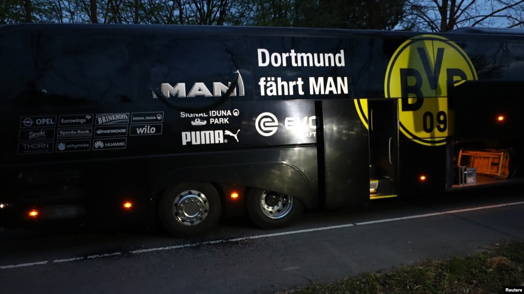 Autobus sa igračima Borusije iz Dortmunda