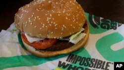 ARCHIVO - Una hamburguesa Impossible Whopper en un restaurante Burger King en Alameda, California, el 31 de julio de 2019.