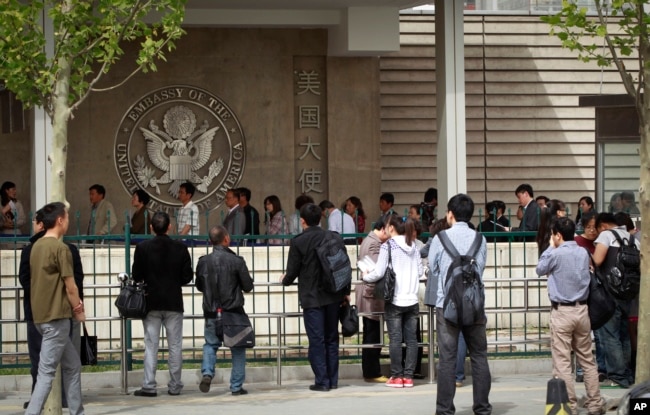 资料照：中国民众在美国驻北京的大使馆外排队申请签证。(2012年4月27日)