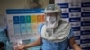 Seorang dokter mendemonstrasikan penggunaan peralatan oksigen aliran tinggi yang digunakan untuk merawat pasien Covid-19 dengan gejala sedang di Rumah Sakit Umum Almenara di Lima, Peru, Jumat, 22 Januari 2021. (Foto: AP/Rodrigo Abd)