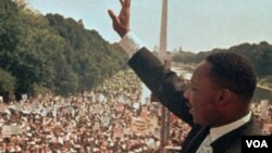 Martin Luther King Jr. ki t ap salye foul la devan Moniman Lincoln nan kote li ta pral pwononse diskou istorik li a “I have a Dream” pandan Mach sou Washington nan, nan dat 28 out 1963.