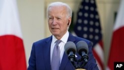 El presidente Joe Biden escucha durante una conferencia de prensa con el primer ministro japonés Yoshihide Suga en el jardín de rosas de la Casa Blanca, el viernes 16 de abril de 2021.