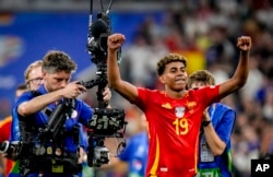 Reaksi pemain Spanyol Lamine Yamal usai laga semifinal Spanyol vs Prancis pada turnamen sepak bola Euro 2024 di Munich, Jerman, Selasa, 9 Juli 2024. (Foto: AP)