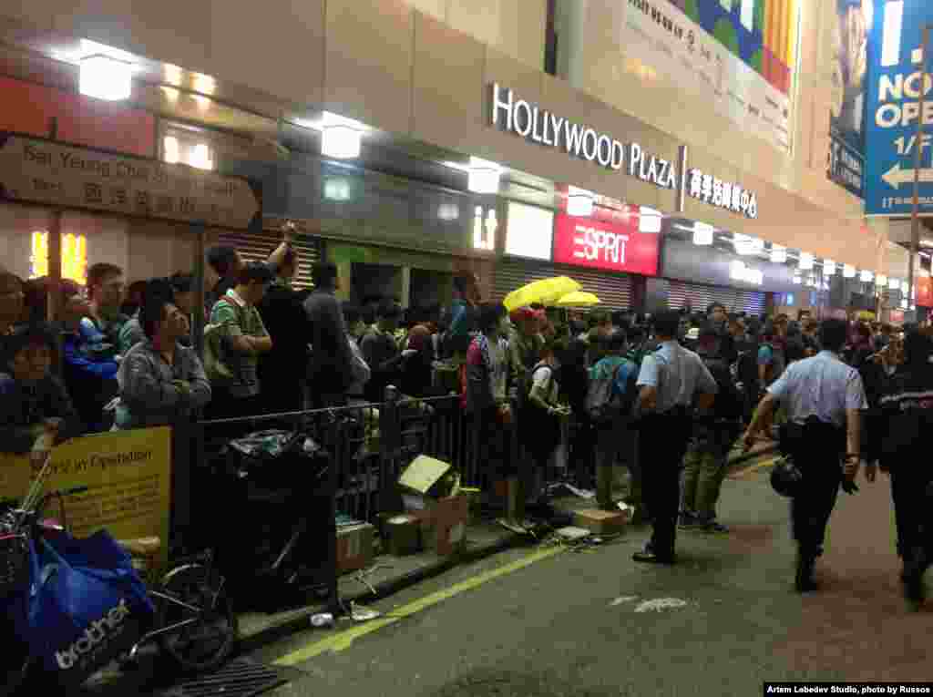 香港街头警民对峙数千人围观 (美国之音海彦拍摄)