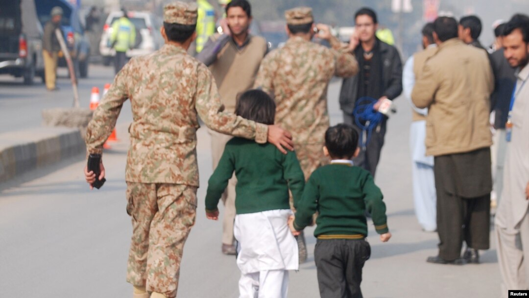 د کال ۲۰۱۴م د دسمبر په ۱۶م پېښور کې ارمي پبلک سکول باندې د ترهګر بريد چې پکې د ۱۵۰ پورې کسان وژل شوي او زیاتره يې د سکول زده کوونکي وو، وروستو حکومت د ائيني بدلون لاندې پوځي اېکټ کې ترميم کړی او د ترهګرۍ د کېسونو د اورېدنې دپاره يې پوځي عدالتونه جوړ کړی وو