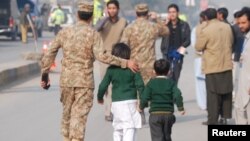 د کال ۲۰۱۴م د دسمبر په ۱۶م پېښور کې ارمي پبلک سکول باندې د ترهګر بريد چې پکې د ۱۵۰ پورې کسان وژل شوي او زیاتره يې د سکول زده کوونکي وو، وروستو حکومت د ائيني بدلون لاندې پوځي اېکټ کې ترميم کړی او د ترهګرۍ د کېسونو د اورېدنې دپاره يې پوځي عدالتونه جوړ کړی وو