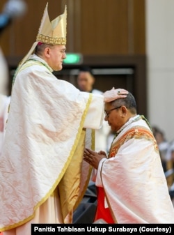 Mgr Piero Pioppo, Duta Besar Vatikan untuk Indonesia sebagai pentahbis utama, menumpangkan tangan saat prosesi tahbisan Uskup Surabaya Mgr Agustinus Tri Budi Utomo. (Foto: Courtesy/Panitia Tahbisan Uskup Surabaya)