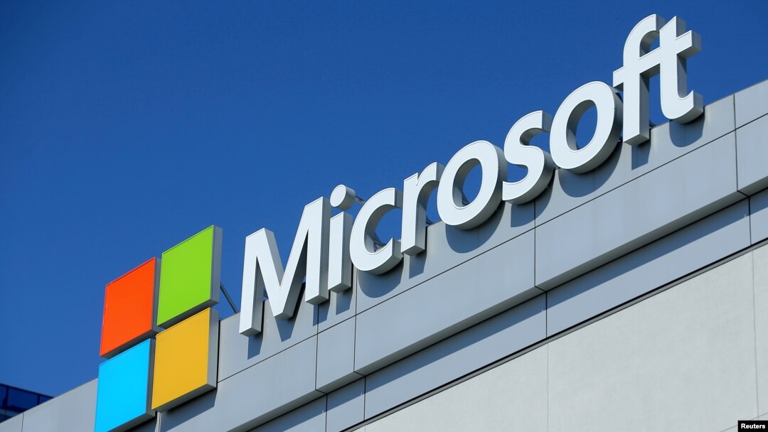 ARCHIVO- Logo de Microsoft en el Teatro Microsoft de Los Angeles, California, 13/6/17. REUTERS/ Mike Blake.