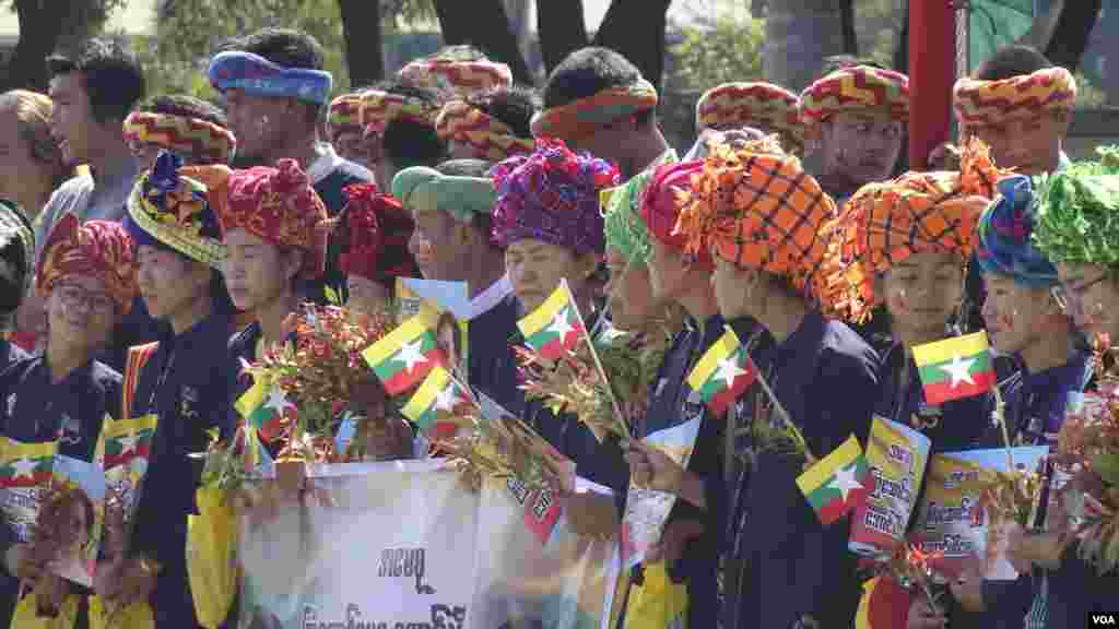 ဒေါ်အောင်ဆန်းစုကြည်နဲ့ မြန်မာအစိုးရ ကိုယ်စားလှယ်အဖွဲ့ကို သောင်းသောင်းဖြဖြကြိုဆိုမှုုမြင်ကွင်း။