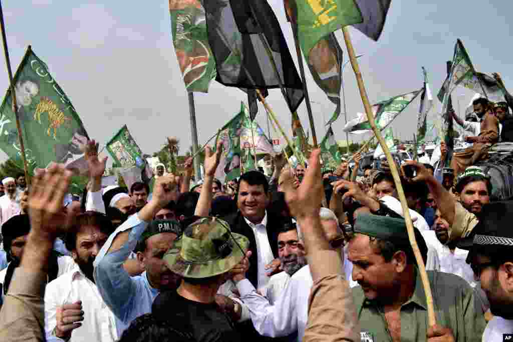 مسلم لیگ (ن) کے کارکنوں کا قافلہ پشاور سے لاہور روانہ ہورہا ہے۔
