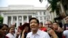 Mantan Senator Ferdinand "Bongbong" Marcos Jr. berbicara kepada wartawan di depan Mahkamah Agung Filipina di Manila, Filipina. (Foto: AP)