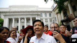 Mantan senator Filipina, Ferdinand "Bongbong" Marcos Jr. memberikan keterangan kepada media di depan Mahkamah Agung di Manila, 2 April 2018. (Foto: dok).