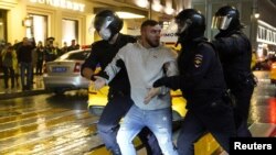 افسران پلیس در حال بازداشت یکی از شرکت کنندگان در تظاهرات مخالفت با تصویب متمم های قانون اساسی روسیه. مسکو، ۱۵ ژوئیه ۲۰۲۰