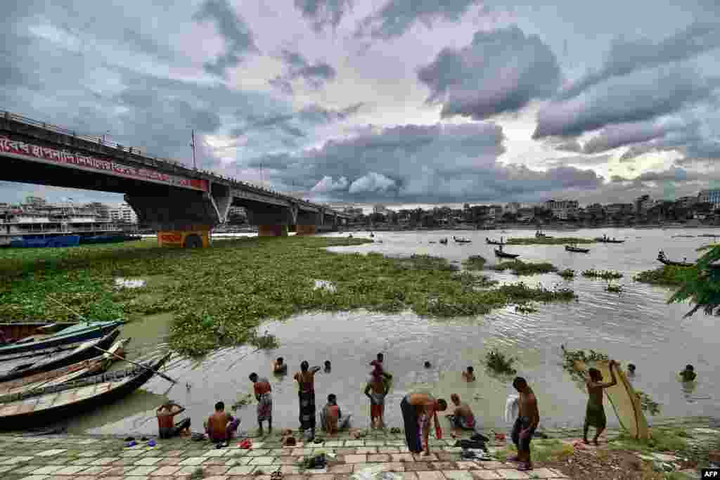 Kupači na obali reke Buriganga dok traju restrikcije uvedene za suzbijanje širenja Kovida-19 u Daki, prestonici Bangladeša. 27. juli 2021.( Foto: Munir uz Zaman / AFP ) 