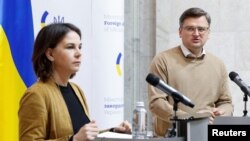 Анналена Бербок и Дмитрий Кулеба на совместной пресс-конференции в Киеве. 10 мая 2022 г. 