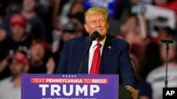 ARCHIVO - El virtual candidato presidencial republicano, el expresidente Donald Trump, habla en un mitin de campaña, el 22 de junio de 2024, en Filadelfia.