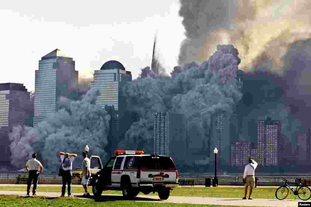 Le reste de la seconde tour s'est effondré dans une vague de poussière, le 11 septembre 2001.