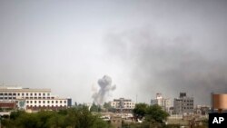 沙特领导的新一波空袭掀起的烟尘