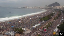 3 millones de personas llenaron la playa de Rio de Janeiro, la playa de Copacabana, durante la Vigilia y la Misa finales de la JMJ Rio2013. 