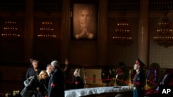 Varias personas pasan por delante del féretro del exlíder soviético Mijaíl Gorbachov, instalado en la Sala de las Columnas de la Casa de los Sindicatos, en Moscú, Rusia, el 3 de septiembre de 2022. 