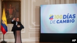 El presidente de Colombia, Gustavo Petro, habla en el día 100 de su gobierno en la oficina presidencial del Palacio de Nariño en Bogotá, Colombia, el martes 15 de noviembre de 2022. (Foto AP/Iván Valencia)