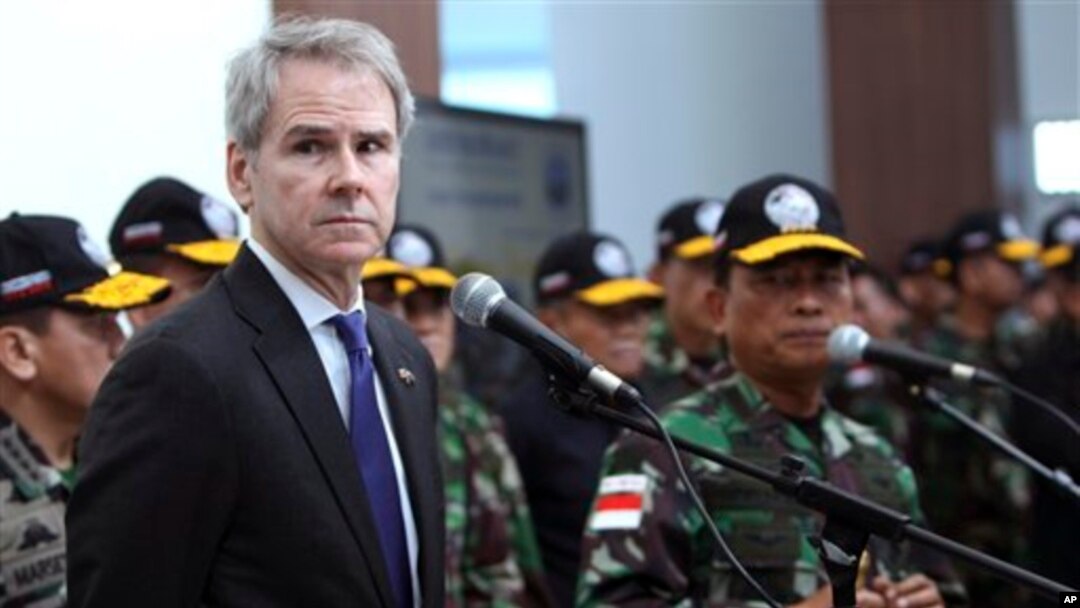 Duta Besar Amerika untuk ASEAN, David Carden (kiri) didampingi Panglima TNI Jenderal Moeldoko (kanan) membuka Latihan Gabungan Anti Terorisme Multinasional di Sentul, Jawa Barat (9/9). 