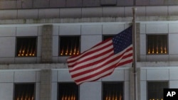 Консульство США в Гонконге: по традиции, зажжены свечи по случаю 35-й годовщины событий на площади Тяньаньмэнь. 4 июня 2024 г. 