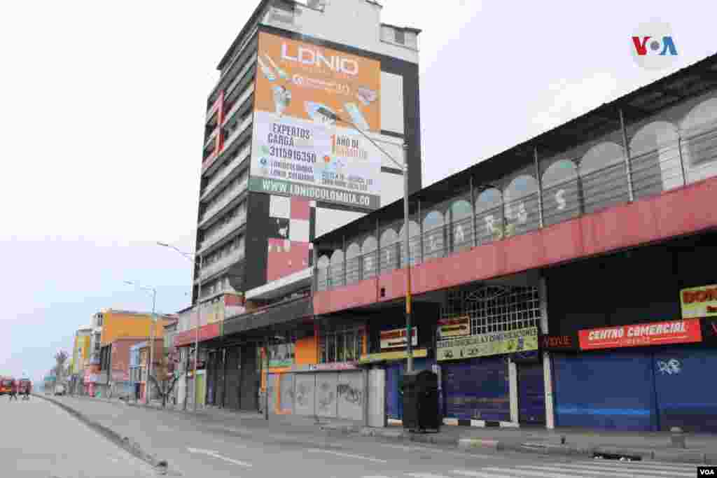 El centro de la ciudad de Bogotá tiene establecimientos comerciales, entidades públicas e iglesias cerradas por la pandemia del coronavirus.