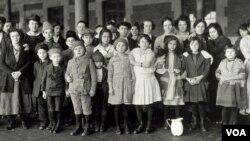  Un grupo de migrantes, algunos de ellos menores, en Ellis Island en 1908.