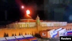 Gambar yang diambil dari video menunjukkan sebuah drone meledak di dekat kubah gedung Senat Kremlin selama dugaan serangan pesawat tak berawak Ukraina di Moskow, Rusia, Rabu malam 3 Mei 2023.