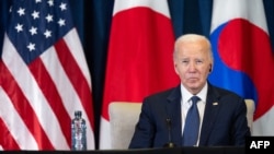 El presidente estadounidense Joe Biden participa en una reunión trilateral con el primer ministro de Japón, Shigeru Ishiba, y el presidente de Corea del Sur, Yoon Suk Yeol, en el marco de la cumbre de la APEC en Lima, Perú, el 15 de noviembre de 2024. (AFP/Saul Loeb)