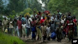 Des villageois de Kiwanja, à 90 km au nord de Goma, dans l'est du Congo, ont fui de violents combats mercredi 5 novembre 2008 entre des rebelles et une milice Mai Mai pro-gouvernementale dans l'est du Congo sans foi ni loi autour de cette capitale provinciale. (AP Photo / Jerome Delay)