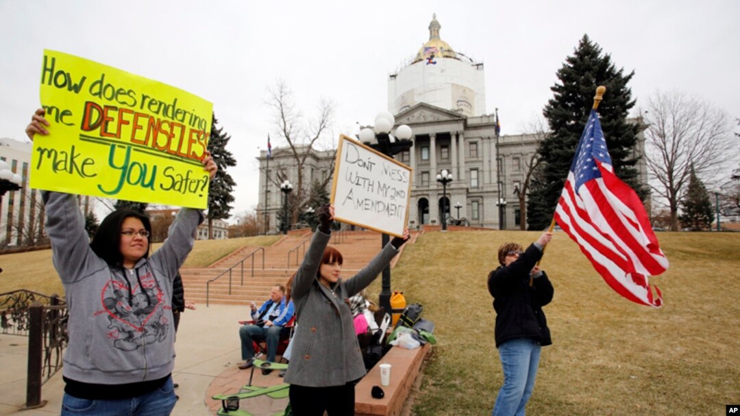 Warga berunjuk rasa di depan gedung DPR di Denver, saat berlangsungnya perdebatan terkait RUU Pembatasan Kepemilikan Senjata (Foto: dok). Para pembuat kebijakan di negara bagian Connecticut telah meloloskan RUU Pembatasan Kepemilikan Senjata, Kamis (4/4). (Foto: dok). 