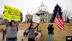 Warga berunjuk rasa di depan gedung DPR di Denver, saat berlangsungnya perdebatan terkait RUU Pembatasan Kepemilikan Senjata (Foto: dok). Para pembuat kebijakan di negara bagian Connecticut telah meloloskan RUU Pembatasan Kepemilikan Senjata, Kamis (4/4). (Foto: dok). 