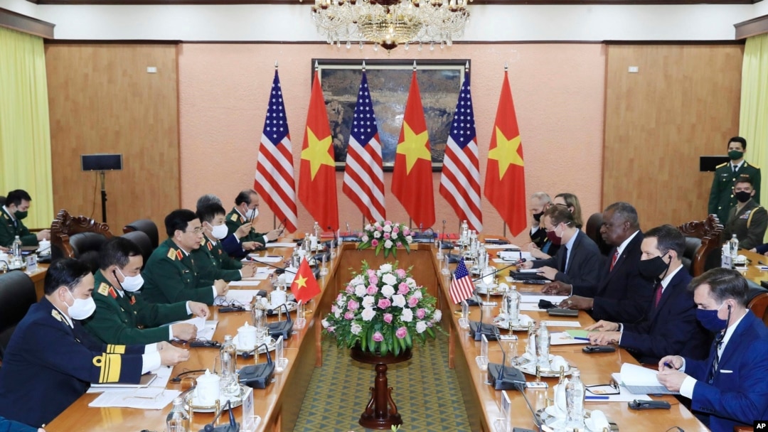 Phái đoàn quốc phòng Hoa Kỳ, do bộ trưởng Lloyd Austin dẫn đầu, trong một cuộc gặp với phái đoàn Việt Nam tại Hà Nội, hồi 2021. (Hình: Nguyen Trong Duc/VNA via AP)
