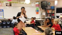 Seorang guru Mandarin memandu murid-murid di sebuah sekolah di Macon, Georgia, AS. (Foto: Bibb County School District)