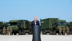 Kanselir Jerman Olaf Scholz di kamp pangkalan militer di Todendorf, Jerman utara, 4 September 2024.